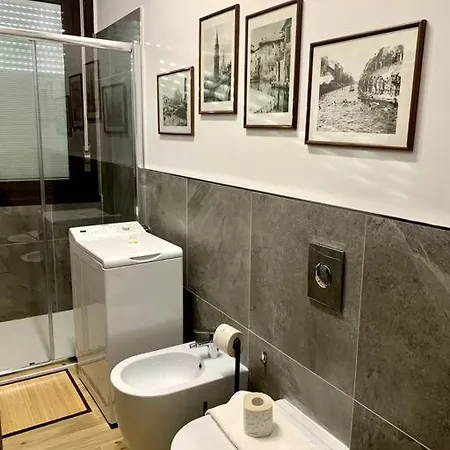 Con Terrazzo Sui Tetti Milanesi * ミラノ