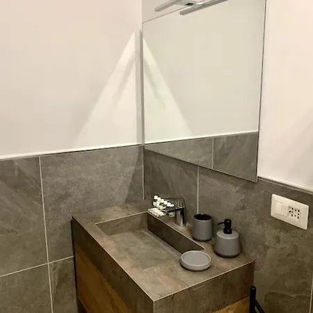 Con Terrazzo Sui Tetti Milanesi Milán