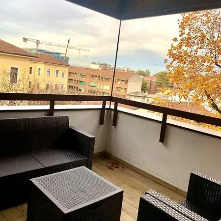 Con Terrazzo Sui Tetti Milanesi アパート *